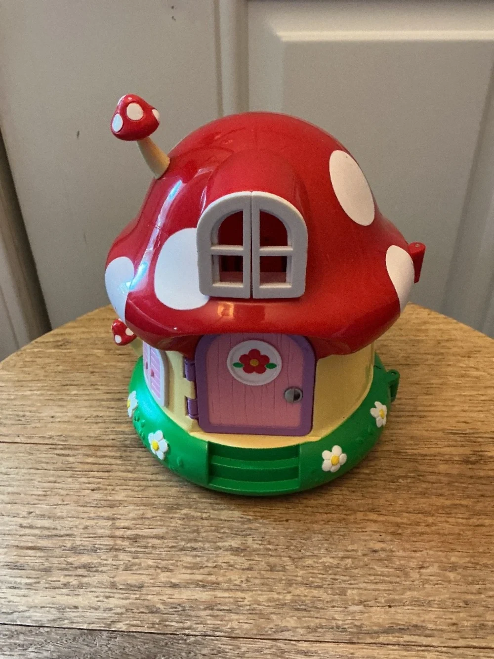 Vintage Sanrio Hello Kitty Mushroom Doll House 2001 Bandai